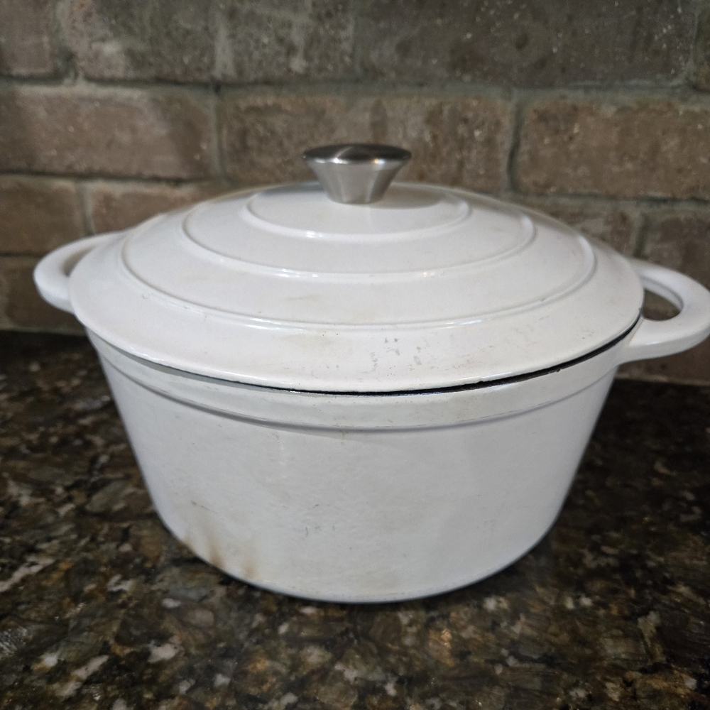 Vintage 6qt white enamel cast iron dutch oven.